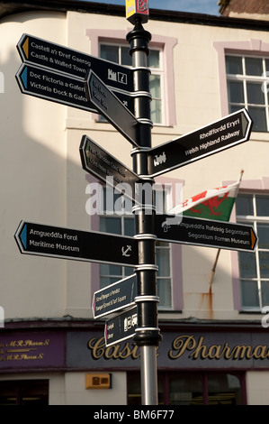 Touristische Hinweisschilder zeigen zu verschiedenen Sehenswürdigkeiten in Caernarfon Stadt, North Wales, UK Stockfoto