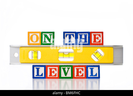 Bunte Kinder-Blöcke Rechtschreibung ON THE LEVEL mit einer gelben Wasserwaage Stockfoto