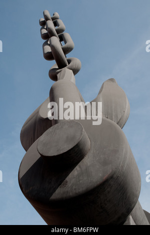 "Lufthaken" von Brian Fell, den Osteingang Trafford Park, Manchester, die 17 m hohe Skulptur wurde im Jahr 1995 installiert Stockfoto