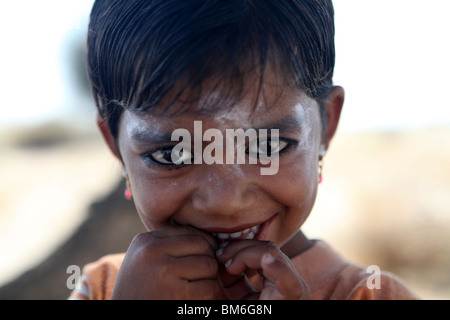 Portriat eines indischen Mädchens während eine Kamel-Safari in den großen Thar Wüste außerhalb Jaisalmer, Rajasthan in Indien. Stockfoto