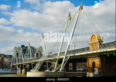 Hungerford Bridge, London, mit Blick auf Charing Cross Station Stockfoto