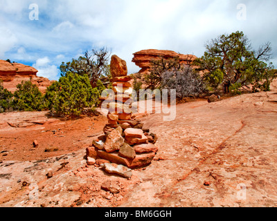 Ein Trail-Kennzeichnung Cairn der roten Felsen im Arches-Nationalpark, Utah, ist einem menschengemachten Steinhaufen, oft in konischer Form. Stockfoto