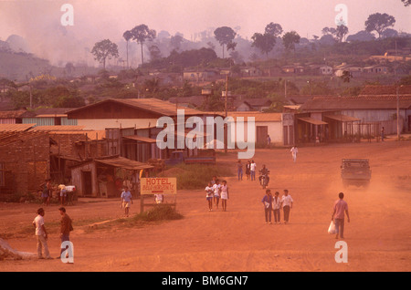 Novo Repartimento, einem Dorf, durchzogen von Transamazônica Straße, Amazonas Regenwald, Brasilien. Regenwald-brennen im Hintergrund Stockfoto