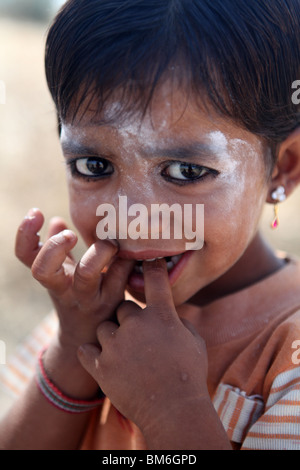 Portriat eines indischen Mädchens während eine Kamel-Safari in den großen Thar Wüste außerhalb Jaisalmer, Rajasthan in Indien. Stockfoto