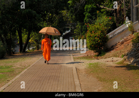 Mönch hält Regenschirm für den Schatten von Mittagssonne, Kam Ko Tempel Wat, Mae Hong Son, thailand Stockfoto