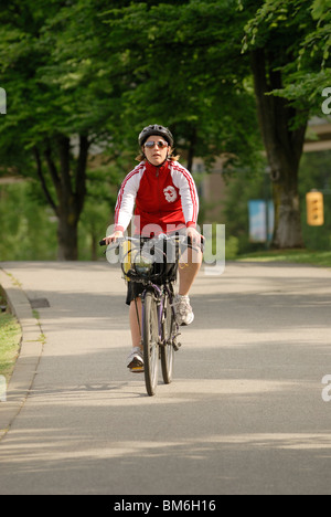 Frontalansicht einer erwachsenen Frau, die mit dem Fahrrad. Stockfoto