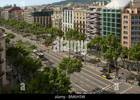 Passeig de Gracia von der Dachterrasse der Casa Mila oder La Pedrera, Barcelona Stockfoto