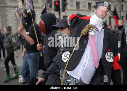 Das Bildnis des BNP Führer Nick Grriffin ist Dfragged durch London am Parliament Square gehängt werden. Stockfoto