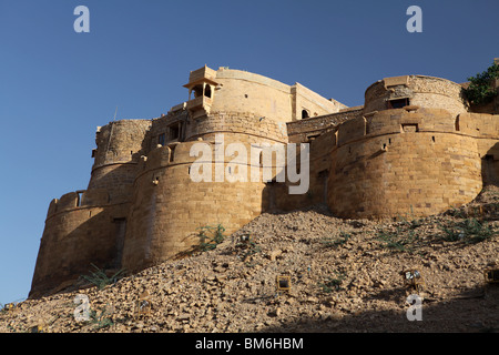 Ansicht der Thr Bastionen der Jaisalmer Fort, errichtet auf Trikuta Hügel in Jaisalmer, Rajasthan, Indien. Stockfoto