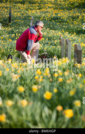 Ein Trauernder an eine ernste Seite in Troutbeck Kirche im Frühjahr, Lake District, Großbritannien. Stockfoto