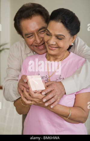 Ein Geschenk für seine Frau Mann Stockfoto