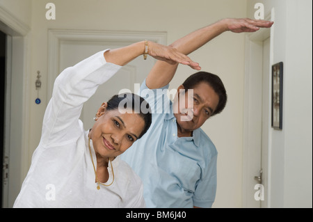 Paar-Training zu Hause Stockfoto