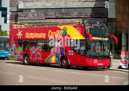 Eine offene Spitze Doppel Decker Sightseeing Tour-Bus, Cardiff City, Wales UK Stockfoto