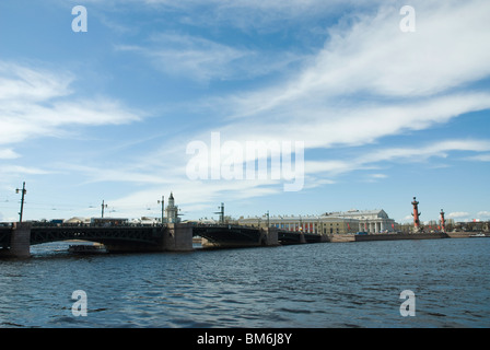 Die alte Sankt Petersburg Börse und Rostral Spalten von der Newa aus gesehen Stockfoto