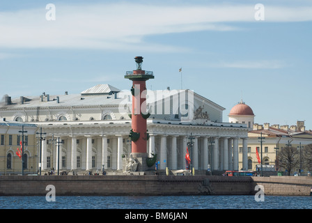 Die alte Sankt Petersburg Börse und Rostral Spalten von der Newa aus gesehen Stockfoto