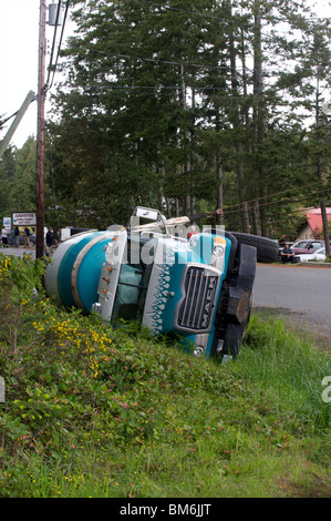 LKW-Unfall, Zement, Gabriola, British Columbia, Kanada Stockfoto