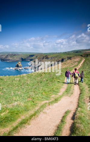 Eine Familie, die zu Fuß entlang der South West Coast Path in der Nähe von Boscastle in Nord Cornwall, England, UK Stockfoto