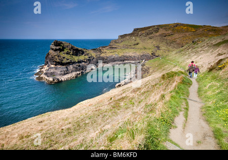 Eine Familie, die zu Fuß entlang der South West Coast Path in der Nähe von Boscastle in Nord Cornwall, England, UK Stockfoto