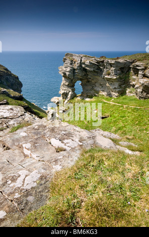 Die natürlichen Felsbogen lokal bekannt als Damen-Fenster auf dem South West Coast Path in der Nähe von Boscastle in Nord Cornwall, England, UK Stockfoto