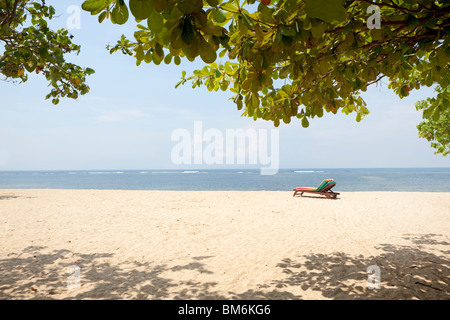 Leere Sonnenliege am Strand von Sanur, Bali, Indonesien Stockfoto