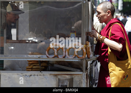 Buddhistischer Mönch in New York-Brezel-Warenkorb Stockfoto