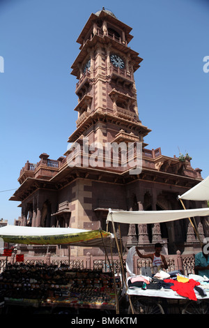 Der Uhrturm der Stadt am Markt Sardar Jodhpur, Rajasthan, Indien. Stockfoto