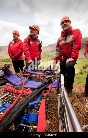 Mitglieder des Langdale/Ambleside Bergrettung Vorbereitung auf einer Bahre niedriger Stockfoto