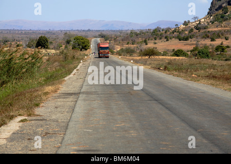 Radfahrer auf einem Land Straße, Madagaskar Stockfoto