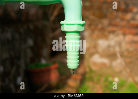 Verschwendung von Wasser. Ein einfaches Wasser fallen lassen. Konservierung von Wasser und seine Bedeutung Stockfoto