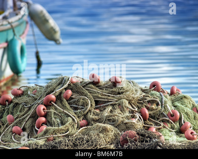 Fischernetze am Ufer nach Angeltag. Stockfoto