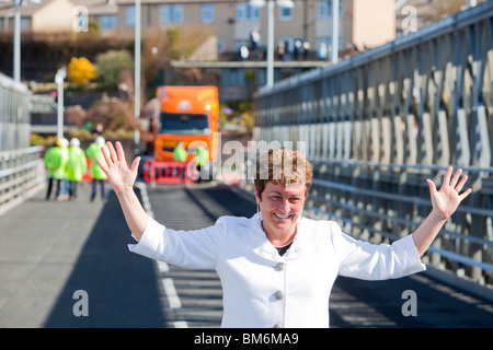 Der Chief Executive von Cumbria County Council steht auf der neuen Workington-Brücke über den Fluss Derwent Stockfoto