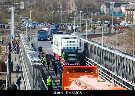 Dieser Eddie Stobart-Lastwagen wurde als das erste Fahrzeug gewählt, um die neue Workington-Brücke über den Fluss Derwent überqueren, Stockfoto