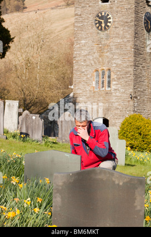 Ein Trauernder an eine ernste Seite in Troutbeck Kirche im Frühjahr, Lake District, Großbritannien. Stockfoto