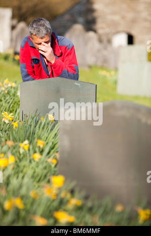 Ein Trauernder an eine ernste Seite in Troutbeck Kirche im Frühjahr, Lake District, Großbritannien. Stockfoto