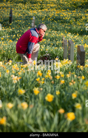 Ein Trauernder an eine ernste Seite in Troutbeck Kirche im Frühjahr, Lake District, Großbritannien. Stockfoto