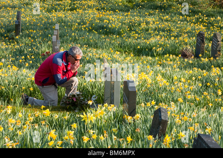 Ein Trauernder an eine ernste Seite in Troutbeck Kirche im Frühjahr, Lake District, Großbritannien. Stockfoto