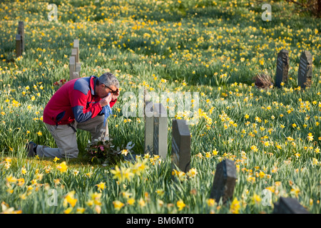 Ein Trauernder an eine ernste Seite in Troutbeck Kirche im Frühjahr, Lake District, Großbritannien. Stockfoto