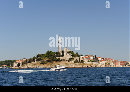 Speed-Boot in der Nähe von istrischen Stadt Rovinj in Kroatien Stockfoto