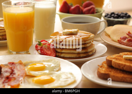 Frühstück Pfannkuchen, Obst, Eiern, Speck und toast Stockfoto