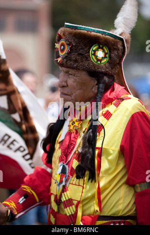 LOS ANGELES - Mai 2: Indianer tanzen auf dem 24. jährliche UCLA Pow Wow in Los Angeles am 2. Mai 2009. Stockfoto