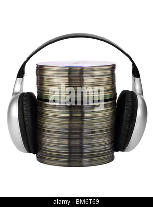 Stapel von Compact Discs mit Kopfhörer Stockfoto
