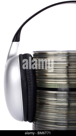 Stapel von Compact Discs mit Kopfhörer Stockfoto