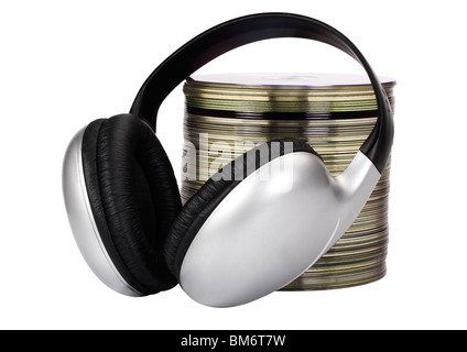 Stapel von Compact Discs mit Kopfhörer Stockfoto