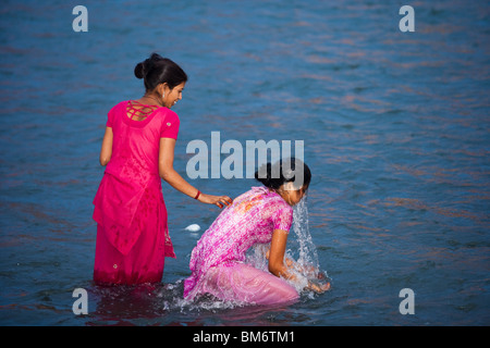 Baden während Kumbh Mela, Haridwar, Indien Stockfoto