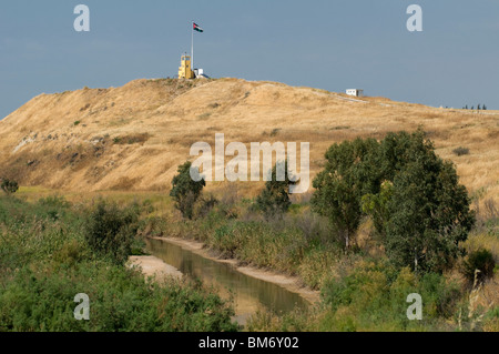 Eine jordanische Militär Post mit Blick auf die Grenze Naharayim oder Baqoura Enklave zwischen Israel und Jordanien in Jordanien tal Israel Stockfoto