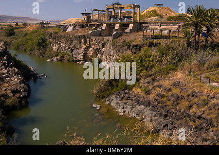 Das alte Wasserkraftwerk Rutenberg aus dem Jahr 1932 bei Naharayim oder Baqoura, wo der Yarmouk Fluss in den Jordan in Israel mündet Stockfoto