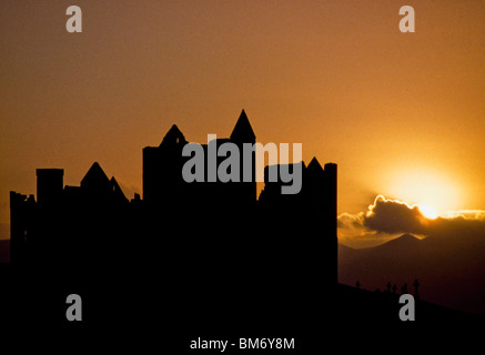 Cashel Rock, Co Tipperary, Irland; Cashel Rock Silhouette gegen majestätischen Sonnenuntergang Stockfoto