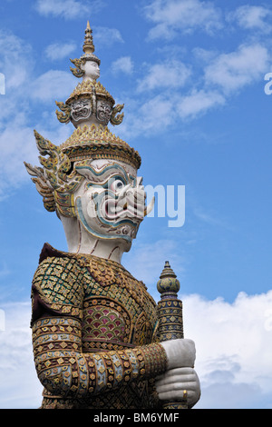 Ein riesiger Dämon oder Yaksha bewacht den Eingang zum Wat Phra Kaew neben dem Grand Palace in Bangkok, Thailand Stockfoto