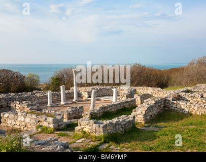 Ausgrabung der Basilika am Abend Chersones-Altstadt (Sewastopol, Krim, Ukraine) Stockfoto