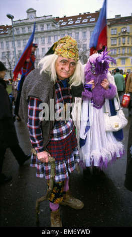 Der traditionelle Karneval (Tschechisch: Masopust) Parade in Prager Zizkov Viertel beginnt auf Jiriho Z Podebrad Quadrat auf 5 Phaebrua Stockfoto